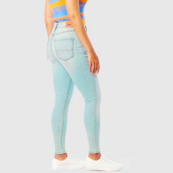 DENIZEN from Levi's Women's Ultra-High Rise Super Skinny Jeans, size 2, nwt - Picture 2 of 3